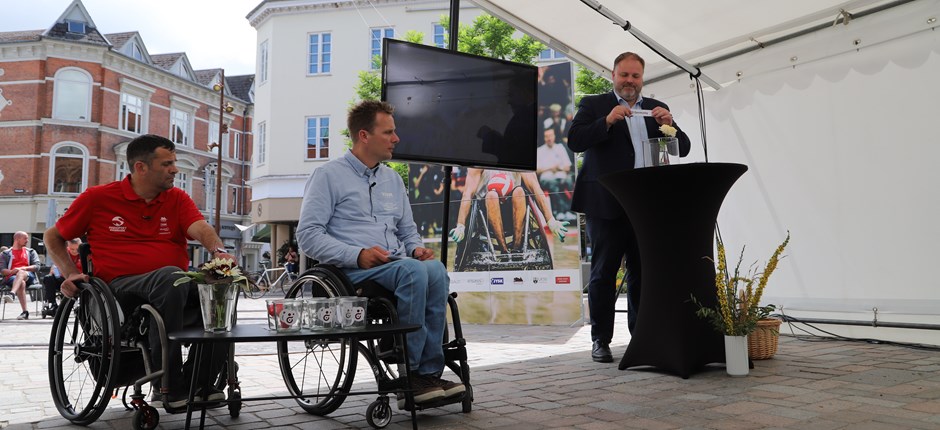 Denmark Head Coach Jason Regier, Event Director Torben Nygaard and Vejle Deputy Mayor Dan Arnløv Jørgensen on stage for the draw.